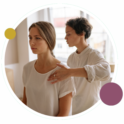 Gros plan sur le test musculaire exercé avec douceur sur l'avant-bras du client pour écouter le corps dans le Puy-de-Dôme.